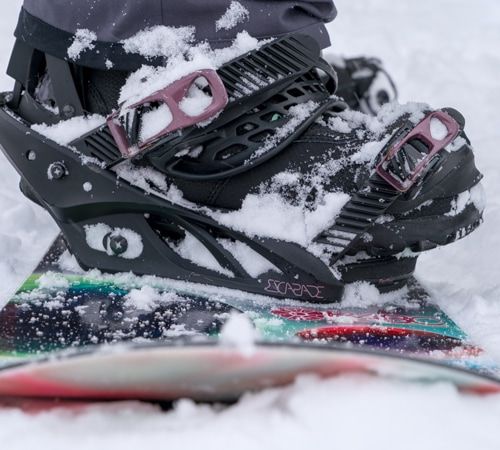 a snowboarder's boot from the side, illustrating proper snowboard width